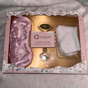 C WONDER Limited Sleep Lodge Set Satin Sleep Mask/Jade Roller/Aloe-Infused Socks